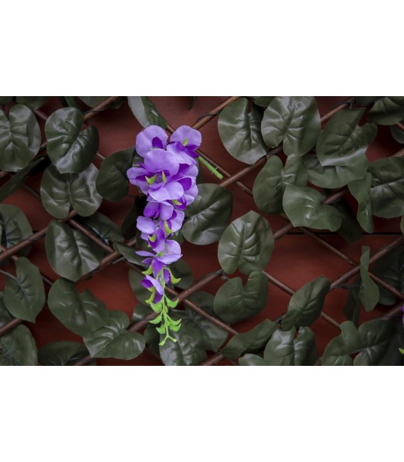Celosía exterior extensible con hiedra y flores lila decorativas. 1