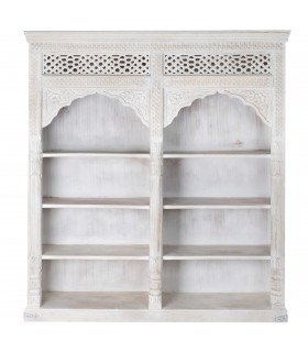 Estantería XL étnica en madera tallada y acabado blanco decapado.