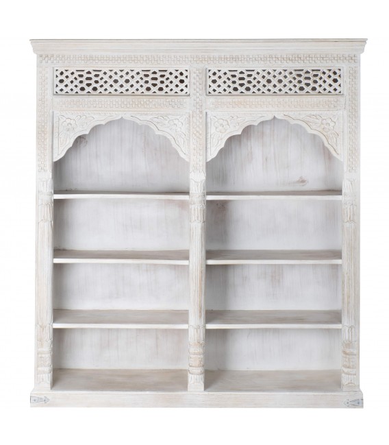 Estantería XL étnica en madera tallada y acabado blanco decapado.