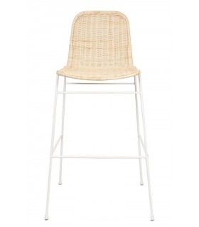Taburete alto boho con asiento de ratán natural y estructura blanca.