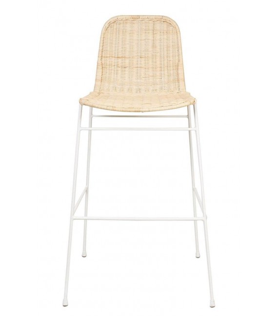 Taburete alto boho con asiento de ratán natural y estructura blanca.