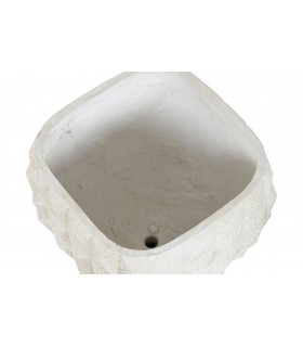 Macetero crudo fibra y arcilla con textura geométrica artesanal.