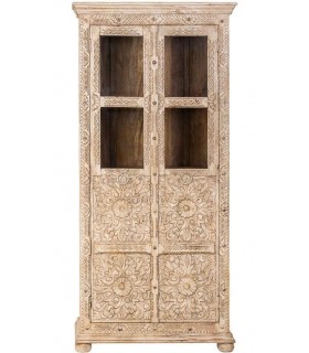 Vitrina alta étnica de madera tallada blanca con cristal y relieve.