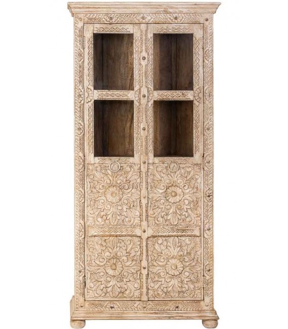 Vitrina alta étnica de madera tallada blanca con cristal y relieve.