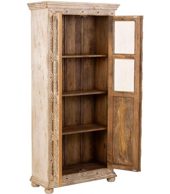 Vitrina alta étnica de madera tallada blanca con cristal y relieve. 1