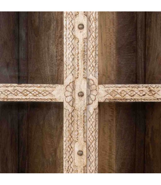 Vitrina alta étnica de madera tallada blanca con cristal y relieve. 3