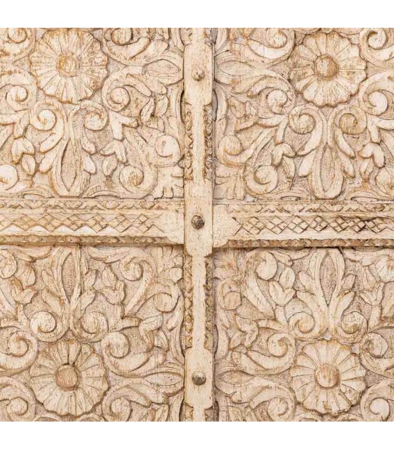 Vitrina alta étnica de madera tallada blanca con cristal y relieve. 4