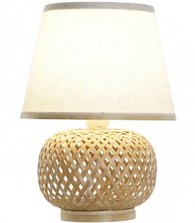 Lámpara de bambú trenzado con pantalla textil beige artesanal.