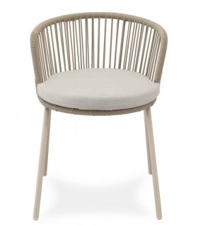 Silla exterior beige en metal y cuerda con cojín incluido.