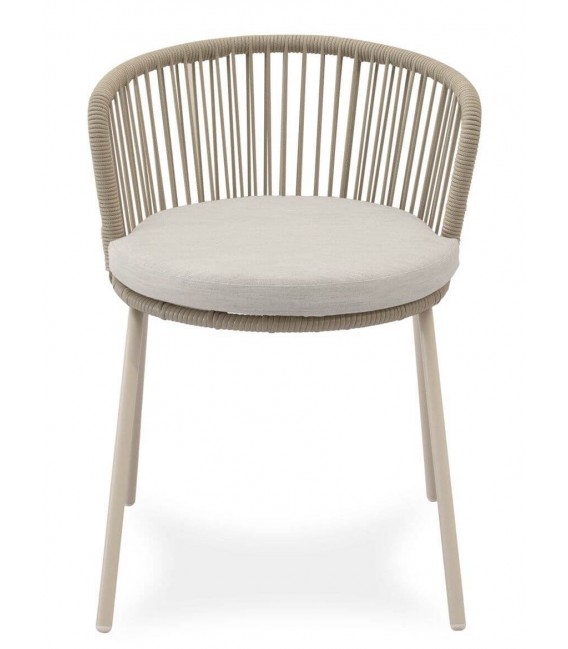 Silla exterior beige en metal y cuerda con cojín incluido.
