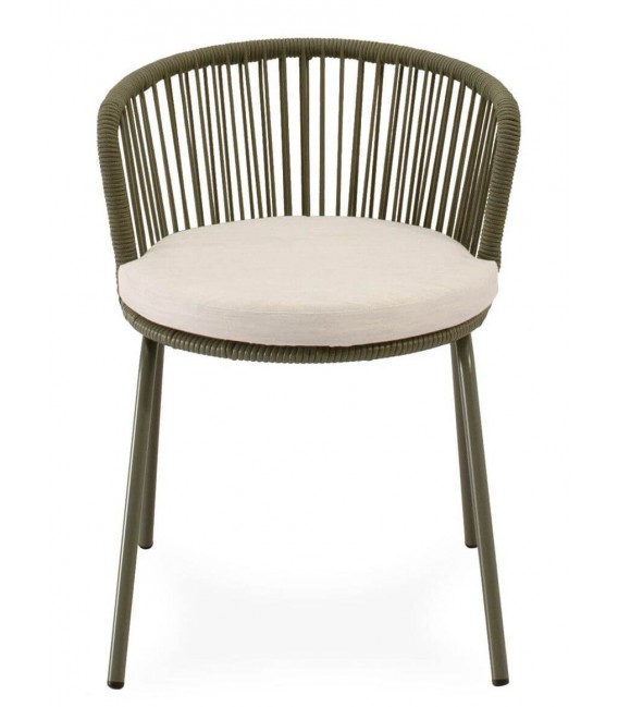 Silla exterior verde y crudo de metal y cuerda con cojín incluido.