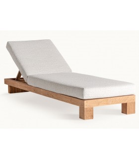 Tumbona exterior de teca reciclada con textil blanco roto técnico.