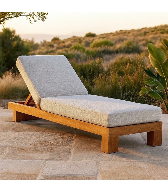 Tumbona exterior de teca reciclada con textil blanco roto técnico. Mdmhogar