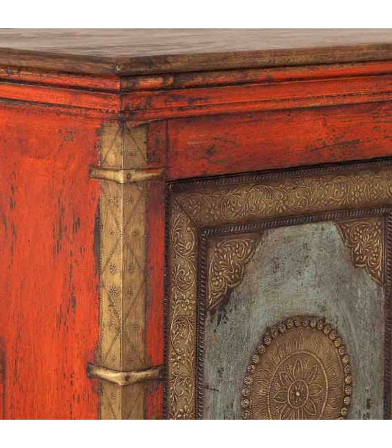 grabados y acabado artesanal. Armario étnico rojo con apliques metálicos grabados y acabado artesanal. 4