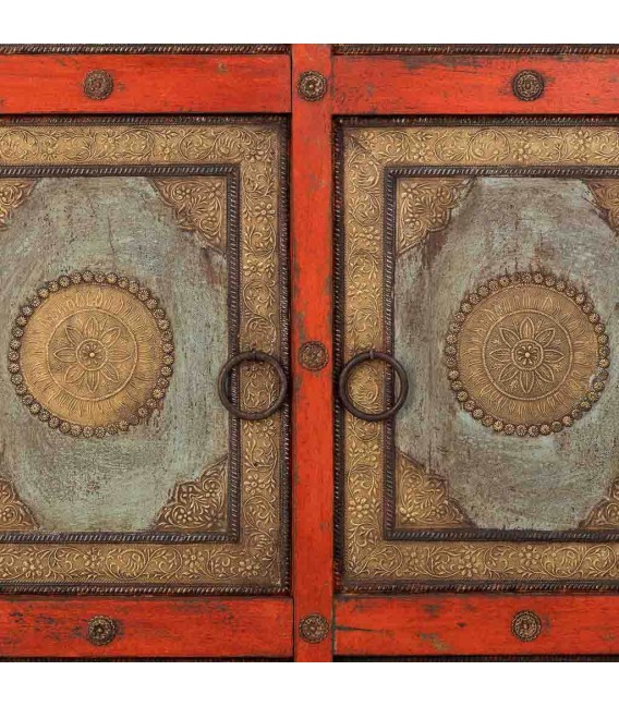 grabados y acabado artesanal. Armario étnico rojo con apliques metálicos grabados y acabado artesanal. 5