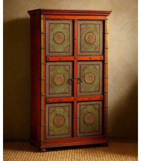 grabados y acabado artesanal. Armario étnico rojo con apliques metálicos grabados y acabado artesanal.