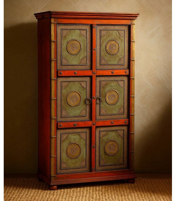 grabados y acabado artesanal. Armario étnico rojo con apliques metálicos grabados y acabado artesanal.