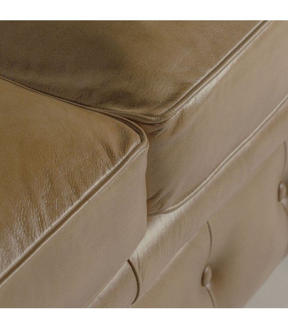 Sofá 3 plazas piel caqui estilo Chester con patas torneadas. 5