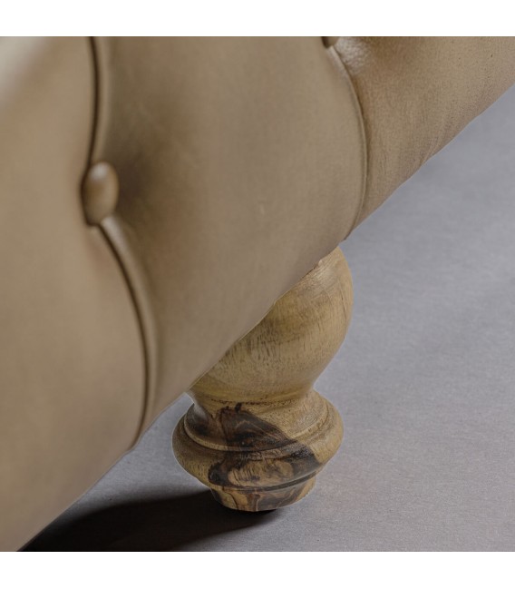 Sofá 3 plazas piel caqui estilo Chester con patas torneadas. 6