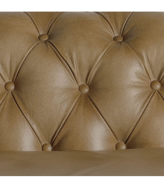 Sofá 3 plazas piel caqui estilo Chester con patas torneadas. 7