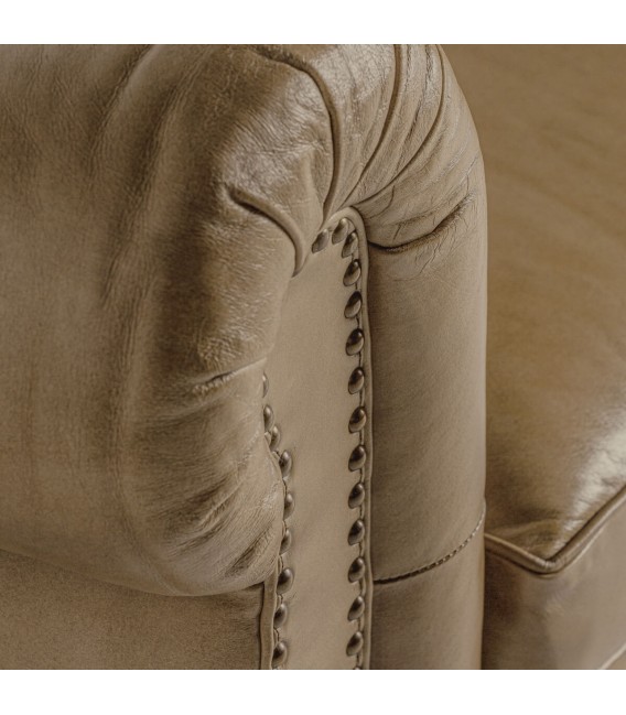 Sofá 3 plazas piel caqui estilo Chester con patas torneadas. 8