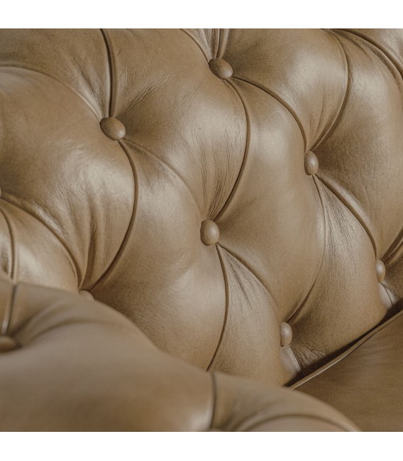 Sofá 3 plazas piel caqui estilo Chester con patas torneadas. 9