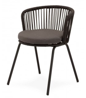 Silla negra exterior con cuerda sintética y cojín redondo gris.