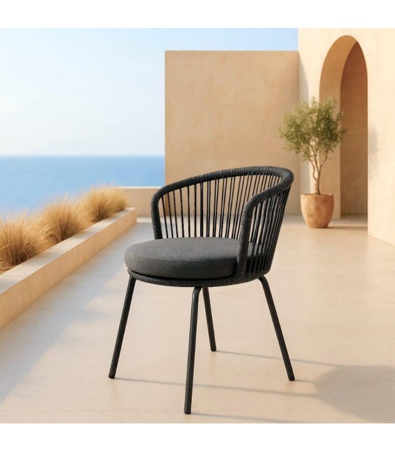 Silla negra exterior con cuerda sintética y cojín redondo gris. Mdmhogar