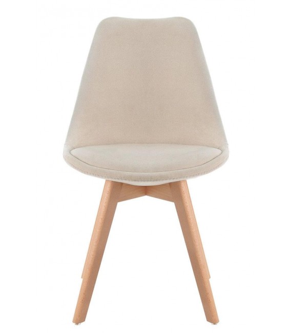 Silla de comedor beige estilo nórdico con patas de madera natural.