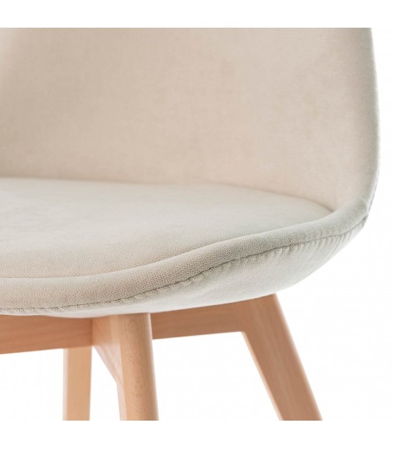 Silla de comedor beige estilo nórdico con patas de madera natural. 5
