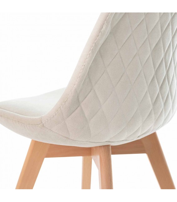Silla de comedor beige estilo nórdico con patas de madera natural. 6