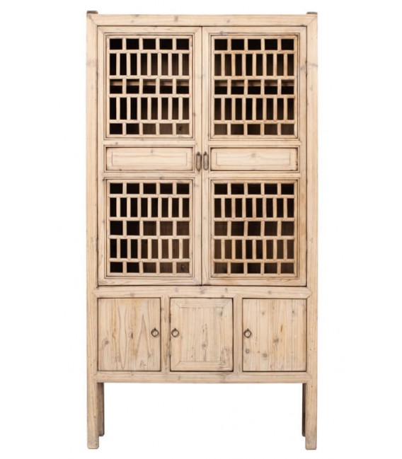 Armario alacena oriental con puertas de celosía y madera natural.