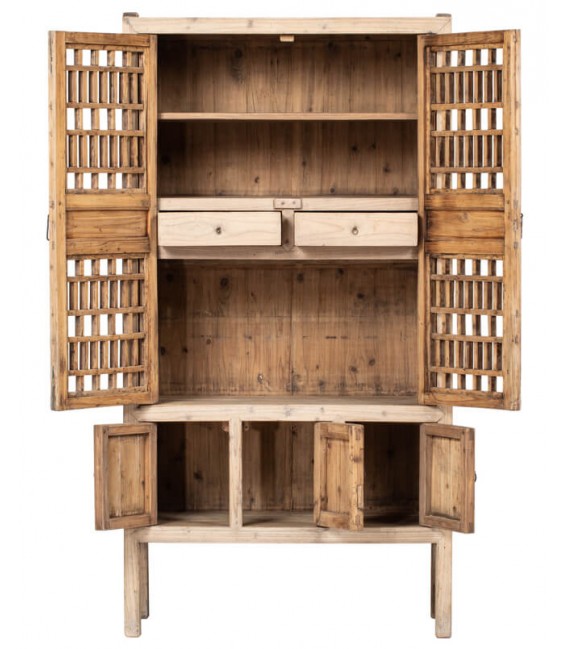 Armario alacena oriental con puertas de celosía y madera natural. 
1