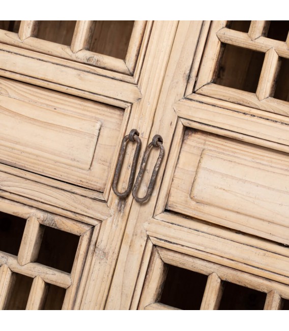 Armario alacena oriental con puertas de celosía y madera natural. 
2
