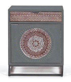 Mesita de noche étnica de madera tallada y hierro negro artesanal.