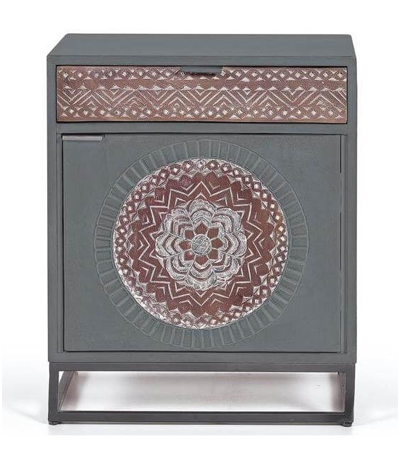 Mesita de noche étnica de madera tallada y hierro negro artesanal.