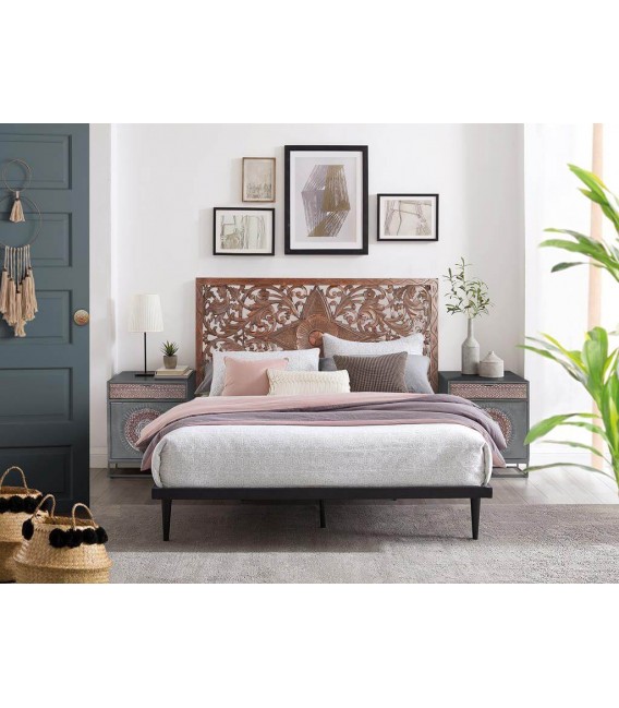 Mesita de noche étnica de madera tallada y hierro negro artesanal. 2