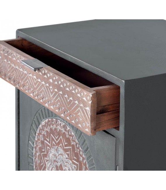 Mesita de noche étnica de madera tallada y hierro negro artesanal. 1