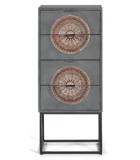 Sinfonier étnico alto de madera tallada y estructura metálica negra.