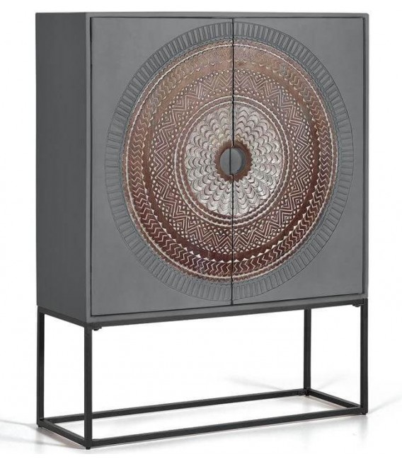 Armario alacena étnico de madera tallada y estructura de hierro negro.