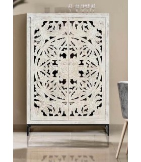 Armario alto de madera tallada blanqueada con base metálica gris. Mdmhogar