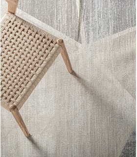Alfombra grande de viscosa beige y gris diseño geométrico moderno.
