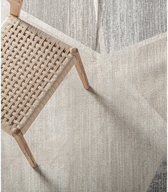 Alfombra grande de viscosa beige y gris diseño geométrico moderno.