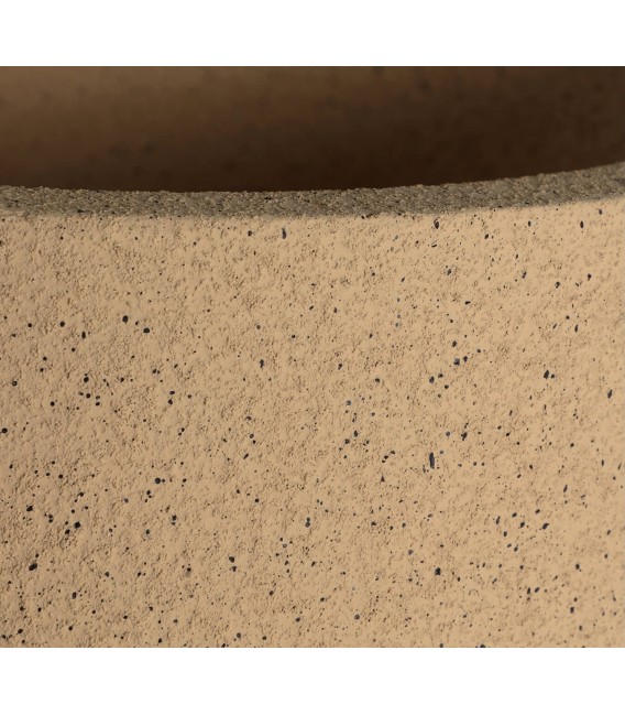 Macetero alto contemporáneo de poli resina beige con moteado negro. 1