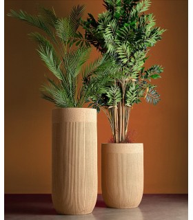 Macetero alto contemporáneo de poli resina beige con moteado negro.