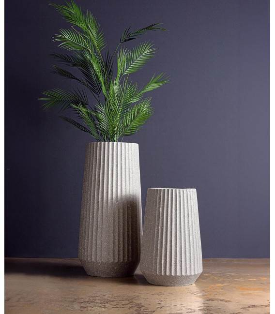 Macetero alto en poli resina gris moteado de estilo contemporáneo. Mdmhogar