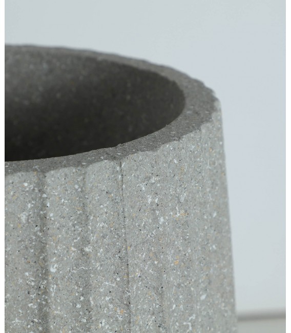 Macetero alto en poli resina gris moteado de estilo contemporáneo. 1