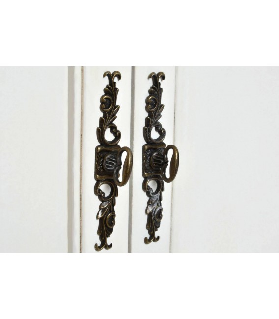 Vitrina romántica blanca con puertas de cristal y detalles tallados. 5