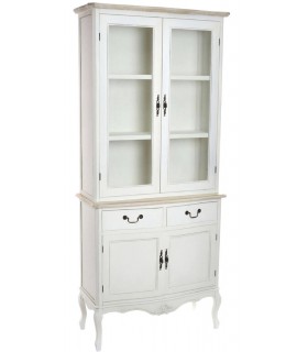 Vitrina romántica blanca con puertas de cristal y detalles tallados.