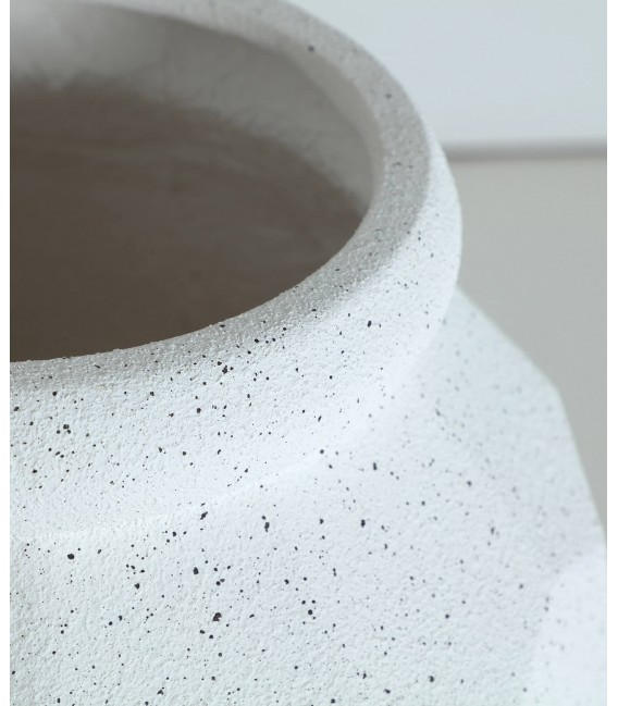 Macetero mediano de poli resina blanco moteado con textura geométrica 3